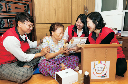 KT텔레캅 임직원 봉사단은 추석을 앞두고 서울 구로지역 독거노인 100 가정을 방문해 '안심상자'를 전달하는 나눔활동을 진행했다고 밝혔다.   KT텔레캅 제공